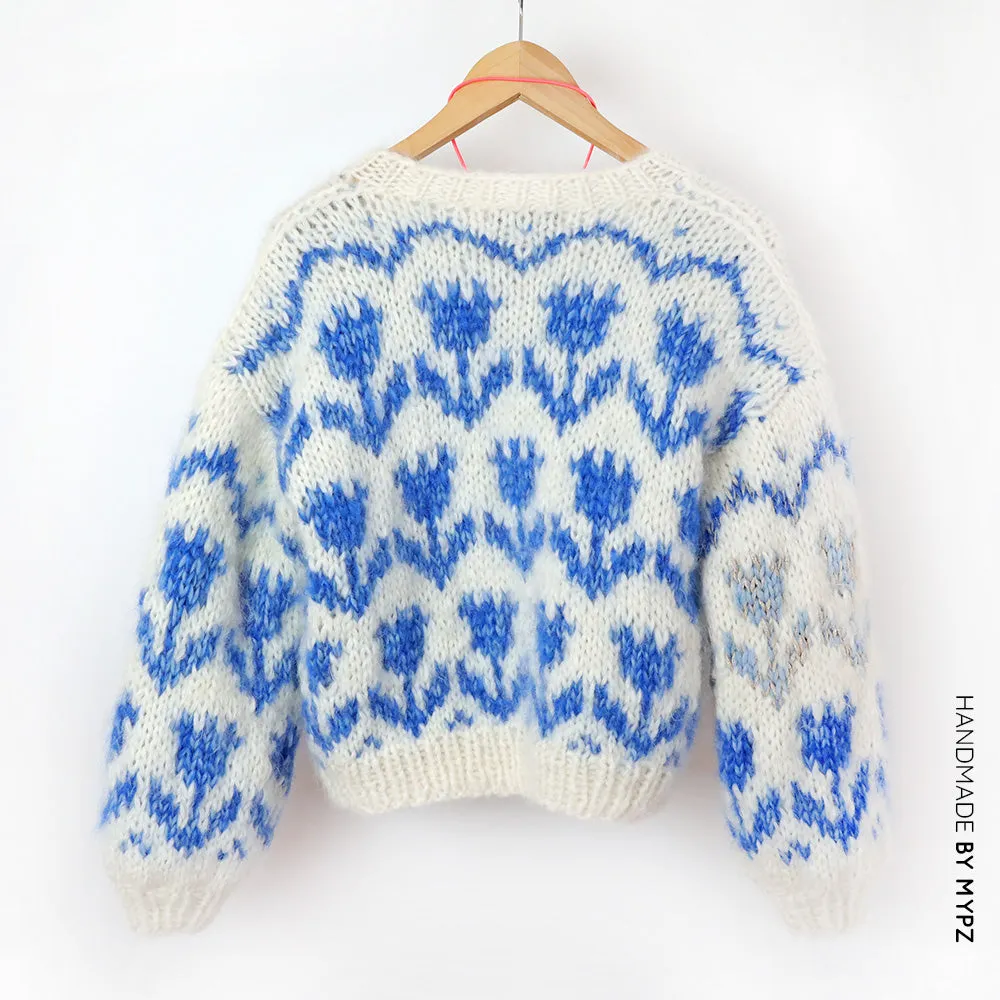 Knitting Kit – MYPZ Chunky Bomber Cardigan Tulips Blue No.9 (ENG-NL)