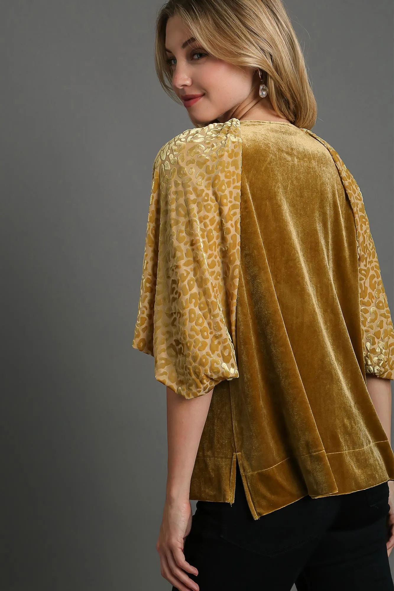 Umgee Round Neck Leopard Balloon Sleeve Velvet Top